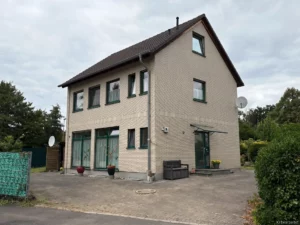 Charmantes Einfamilienhaus mit Wintergarten, Vollkeller und 3–4 Stellplätzen