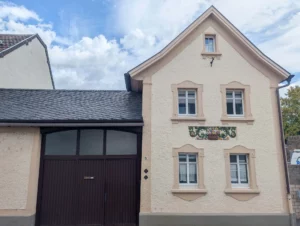 Denkmalgeschütztes Haus mit vier vermieteten Apartments und schönem Innenhof in Bonn-Graurheindorf