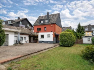 Großes Anwesen mit ca. 460 m² Wohn-/Nutzfläche und knapp 1.000 m² Grundstück
