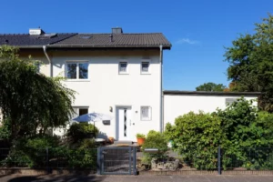 NEU IN SCHILDGEN: Umfangreich modernisiertes Reiheneckhaus mit Garten und Garage