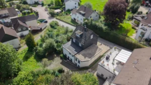 Platzwunder: Teilsaniertes Ein-/Zweifamilienhaus mit Garage und großem Grundstück!