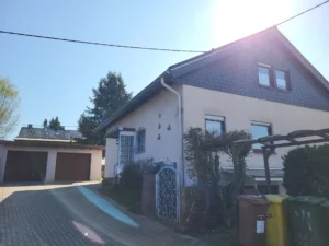 Einfamilienhaus mit Garten und zwei Garagen in ruhiger Lage