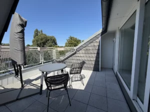 Eyecatcher Loggia! Top gepflegte Dachgeschosswohnung mit Wohlfühlcharakter in Flüren