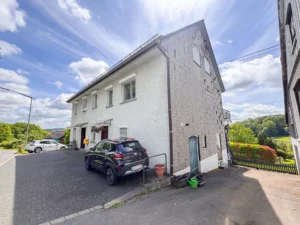 Gepflegtes Zweifamilienhaus mit vermieteter Wohneinheit und Entwicklungsmöglichkeit nahe Waldbröl!