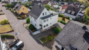 Gepflegtes Zweifamilienhaus mit Fernblick auf großem Grundstück in ruhiger Lage bei Montabaur!