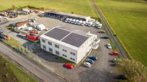 Großzügiger Gewerbekomplex mit Bürogebäude, Werkstatt-/Halle, Freifläche & PV-Anlage!