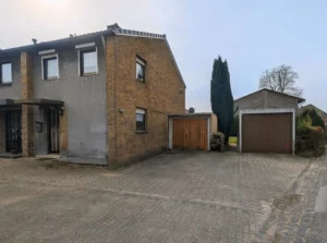 Reihenendhaus mit 2 Garagen und 434 m² Grundstück in Südlage