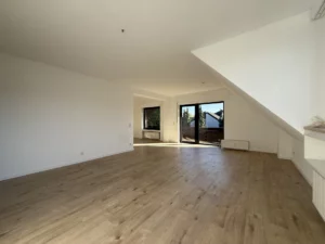 ATTRAKTIVE DG-WOHNUNG IM MAISONETTESTIL MIT SÜDBALKON IN ST. TÖNIS!