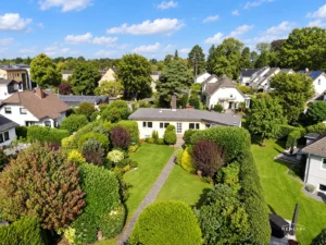Wohnen auf einer Ebene – freistehendes Haus mit großem Garten in Siegburg