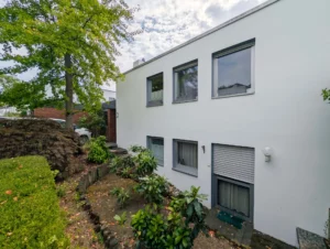 Geräumiges Einfamilienhaus in Split-Level-Bauweise mit Garage und großem Garten (Erbbaurecht)