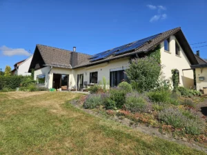 Charmantes Einfamilienhaus mit Doppelgarage, Balkon, Terrasse & großzügigem Garten in ruhiger Lage!