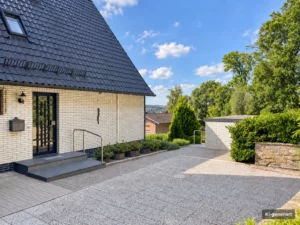 Wohnen am Waldrand mit Weitblick ins Grüne: Doppelhaushälfte mit Einliegerwohnung in beliebter Lage