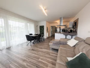 Moderne Erdgeschosswohnung mit überdachter Terrasse und Garten