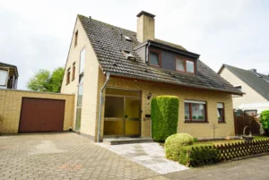 Rheinberg-Borth: Freistehendes Ein-/Zweifamilienhaus in guter Nachbarschaft