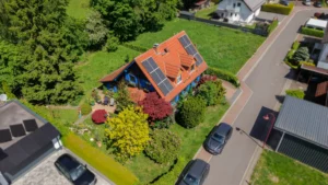 Ländliche Ruhe, stadtnah genießen. Wohnliches Blockhaus mit Garten in Feldrandlage!