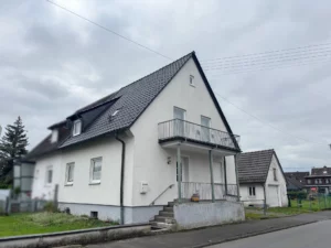 Renovierungsbedürftige Doppelhaushälfte mit Garage auf einem Erbpachtgrundstück in Hamm/Sieg!