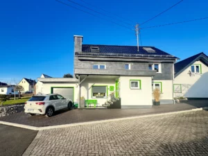 Traumhaus Gartenparadies mit Teich – hochwertig renoviertes EFH mit ebenerdiger ELW und PV!