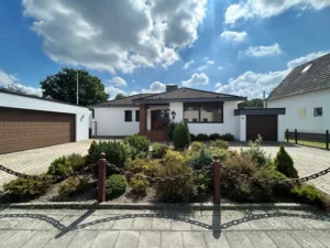 Freistehender Bungalow auf großzügigem Grundstück mit kleiner Halle in MG-Hardt