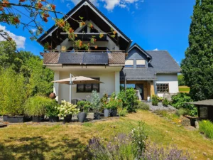 Zweifamilienhaus auf großem Grundstück mit unverbaubarem Fernblick – nahe Montabaur!
