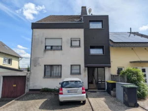 Gut geschnittene 3-Zimmer-Wohnung mit großem Wohnzimmer, Balkon und Garage in ruhigem 4-Parteienhaus