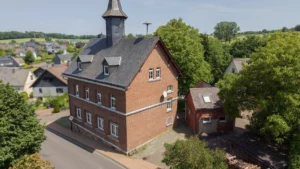 Ehemalige Schule mit Nebengebäude – Wohnen & Vermieten kombinierbar! Nähe Hachenburg!
