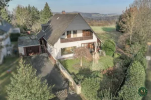 Rohdiamant mit Potenzial: Entkerntes Haus mit viel Platz für Mensch & Tier. 5686 m² Grundstück!