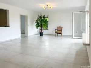 Alles auf Anfang: Frisch renovierte 1,5-Zimmer-Souterrainwohnung mit Terrasse und Grünblick