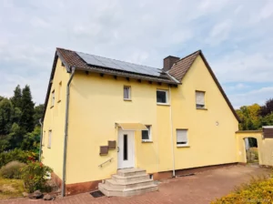 Doppelhaushälfte mit Photovoltaik-2 Wohneinheiten, Garten und Garage