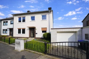 Keine Käuferprovision- ca. 145 m² großes Reiheneckhaus mit zwei Wohneinheiten in ruhiger Lage