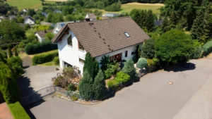 Großzügiges Wohnen mit vielseitigen Möglichkeiten – Einfamilienhaus mit voll erschlossenem Bauplatz!