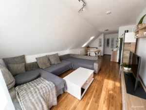 Charmante 2-Zimmer-Dachgeschosswohnung mit Balkon und Außenstellplatz